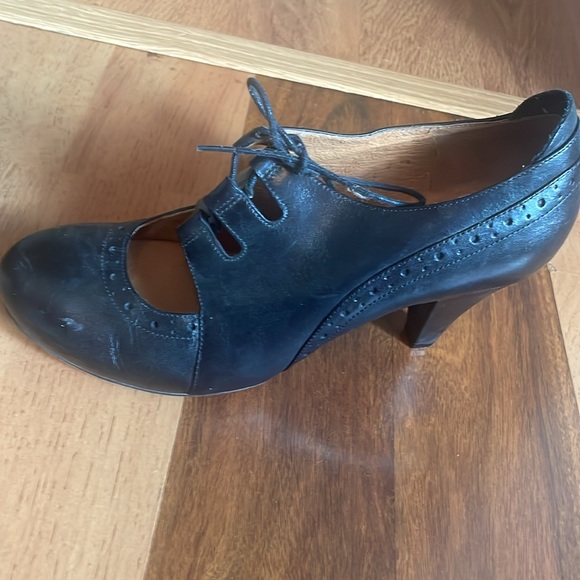 Black leather lace up heels - Picture 4 of 4